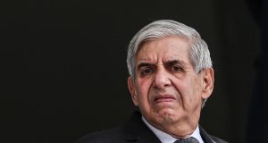 ex-ministro Augusto Heleno fazendo careta, no canto direito de foto