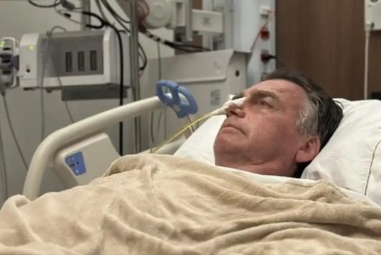 Bolsonaro sério, internado