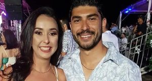 Bruna Fonseca e Miller Pacheco sorrindo lado a lado e posando para foto