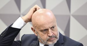 lobista Antônio Carlos Camilo Antunes, conhecido como “Careca do INSS”, coçando a cabeça, sério