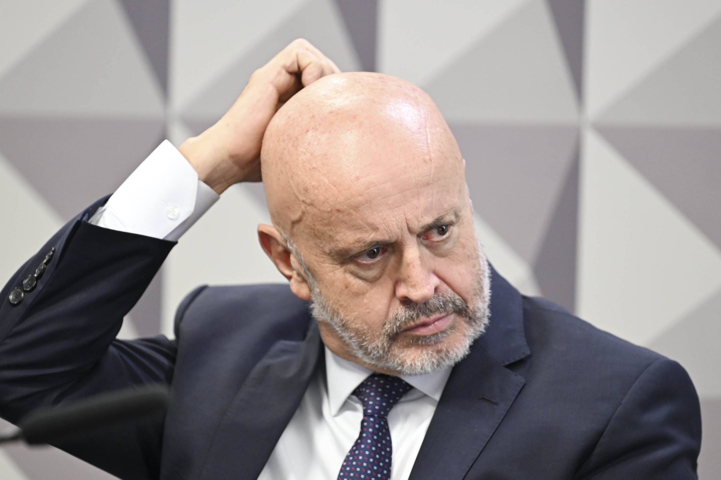 lobista Antônio Carlos Camilo Antunes, conhecido como “Careca do INSS”, coçando a cabeça, sério