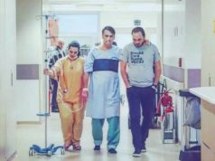Carlos Bolsonaro com o pai, Jair Bolsonaro, no hospital