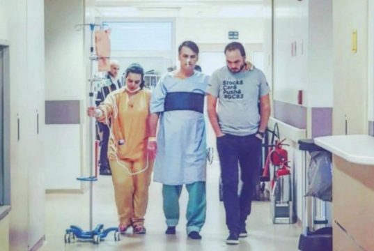 Carlos Bolsonaro com o pai, Jair Bolsonaro, no hospital