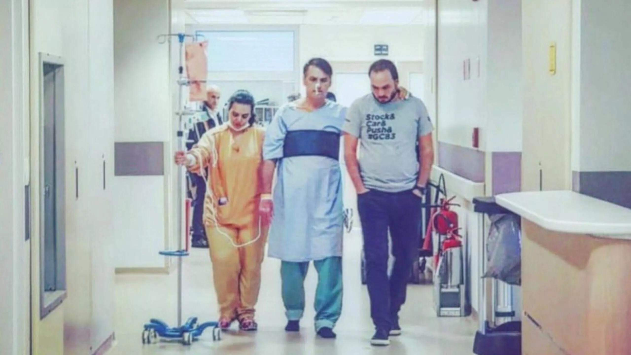 Carlos Bolsonaro com o pai, Jair Bolsonaro, no hospital