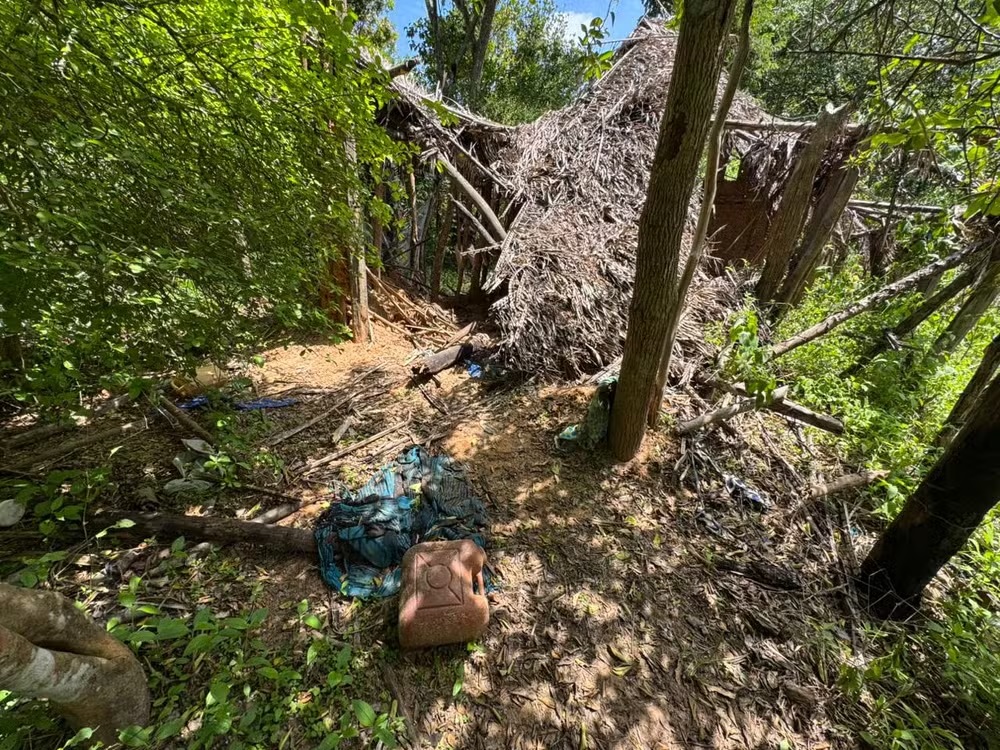 'Casa caída' descrita por crianças no meio do mato