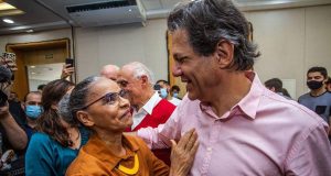 ministros Fernando Haddad, da Fazenda, e Marina Silva, se cumprimentando e sorrindo em abraço