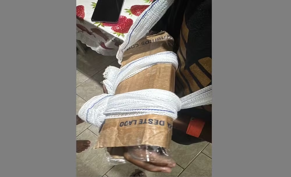 Menino com imobilização improvisada de papelão 