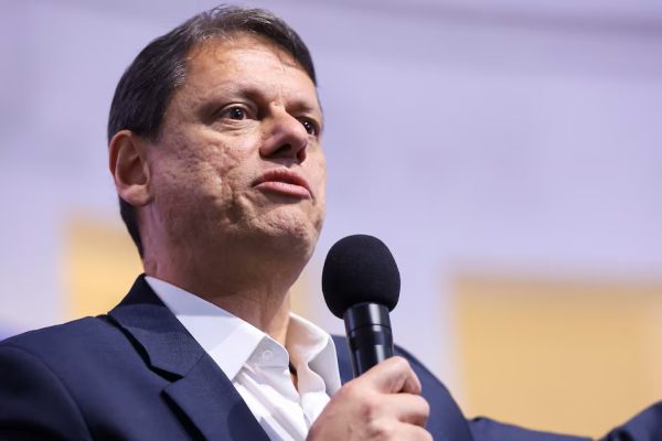 Tarcísio sai de fininho, diz que fica em SP e declara apoio a Flávio