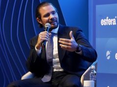 ex-banqueiro Daniel Vorcaro falando em microfone, olhando para o lado, sentado, gesticulando de roupa social escura