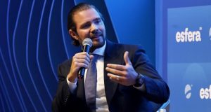 ex-banqueiro Daniel Vorcaro falando em microfone, olhando para o lado, sentado, gesticulando de roupa social escura