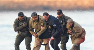 Nicolás Maduro e Cilia Flores sendo carregados por agentes norte-americanos