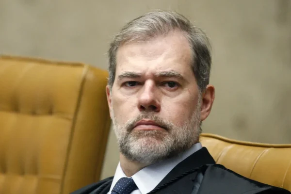 "Falta de empenho": Toffoli reclama de demora da PF em operação no caso Master