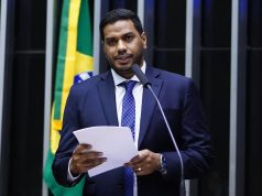 ministro do TCU Jhonatan de Jesus em pé, falando em microfone