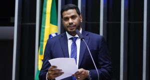 ministro do TCU Jhonatan de Jesus em pé, falando em microfone