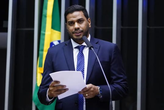 ministro do TCU Jhonatan de Jesus em pé, falando em microfone