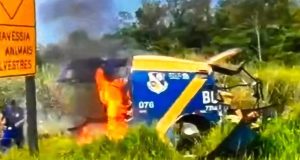 Carro-forte em chamas após ser atacado por quadrilha no interior de SP