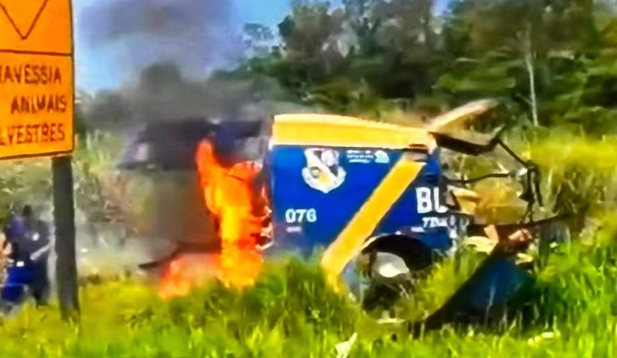 Carro-forte em chamas após ser atacado por quadrilha no interior de SP