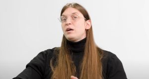 O influenciador digital Felipe Bressanim, conhecido como Felca, de roupa preta e cabelo solto, falando, de óculos de grau