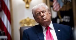 O presidente dos Estados Unidos, Donald Trump, de olhos fechados