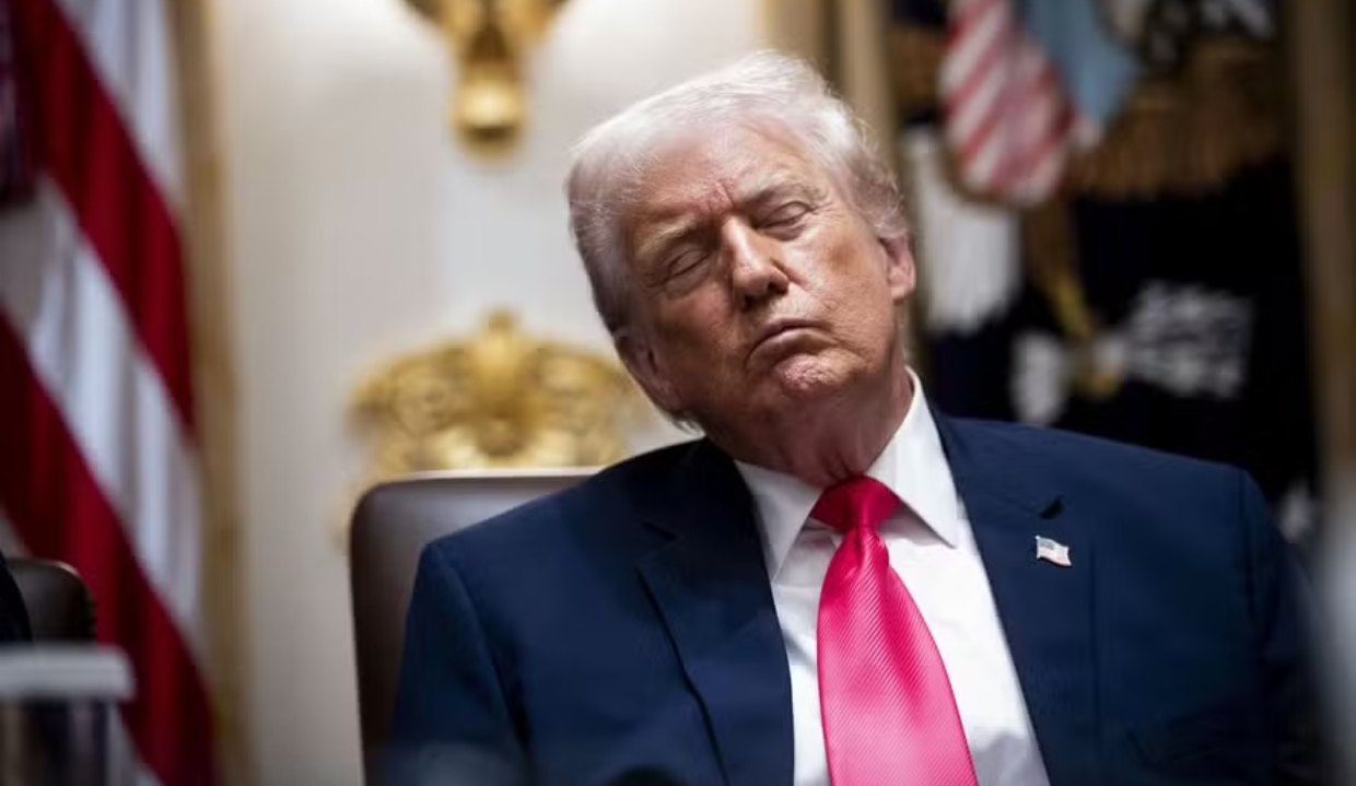 O presidente dos Estados Unidos, Donald Trump, de olhos fechados