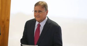 O ex-ministro da Integração Nacional Geddel Vieira Lima (MDB-BA) de óculos, segurando papel, sério