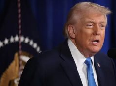 Donald Trump no canto direito de foto, falando, sério