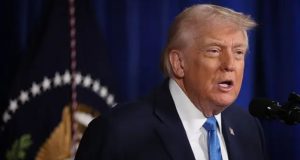 Donald Trump no canto direito de foto, falando, sério