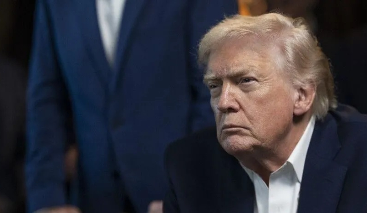 O presidente Donald Trump, dos EUA, sério, sem olhar para a câmera, de roupa social