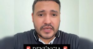 Padre Jardel Phellipe, da Paróquia de São Vicente Ferrer, sério, falando para a câmera no centro de montagem