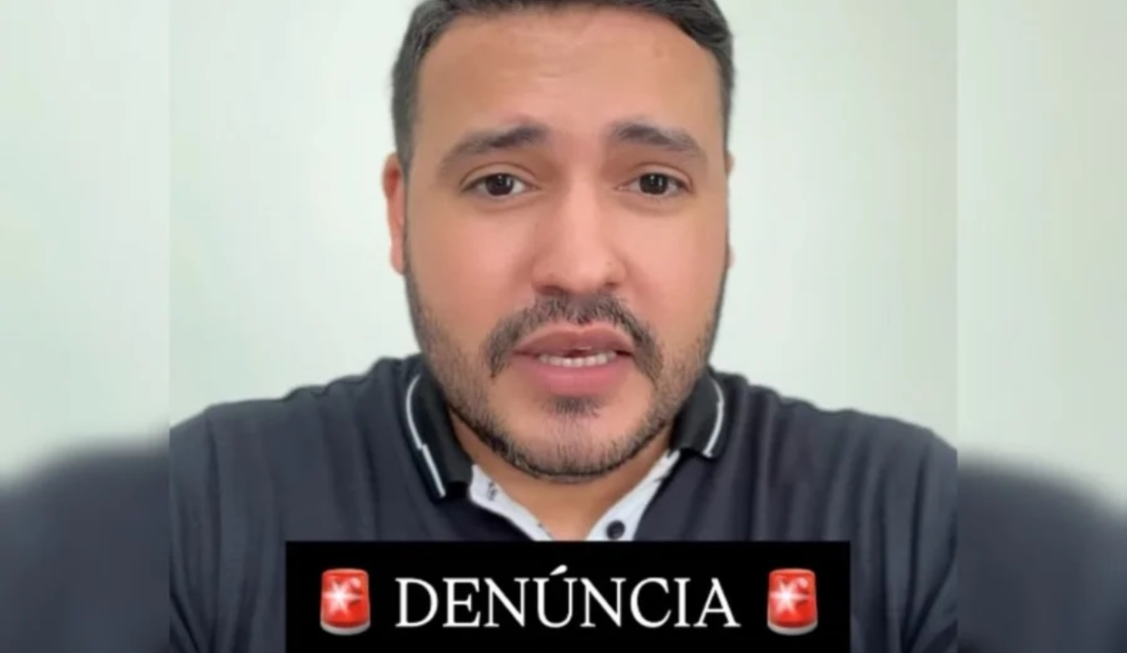 Padre Jardel Phellipe, da Paróquia de São Vicente Ferrer, sério, falando para a câmera no centro de montagem