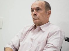 coronel reformado do Exército Etevaldo Luiz Caçadini de Vargas sério, de camisa social clara, sentado, sem olhar para a câmera