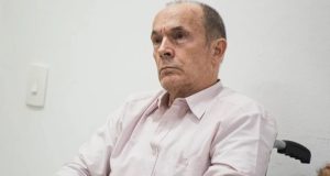 coronel reformado do Exército Etevaldo Luiz Caçadini de Vargas sério, de camisa social clara, sentado, sem olhar para a câmera