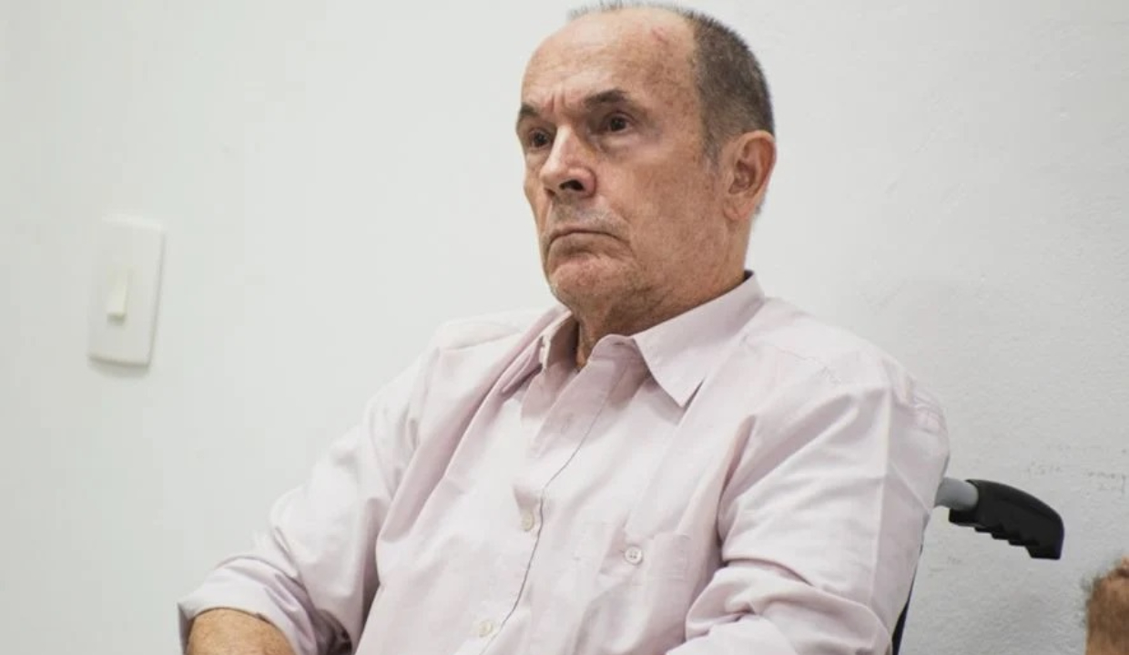 coronel reformado do Exército Etevaldo Luiz Caçadini de Vargas sério, de camisa social clara, sentado, sem olhar para a câmera