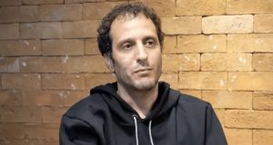 João Ricardo Mendes, ex-CEO da Hurb, sério, de moletom preto