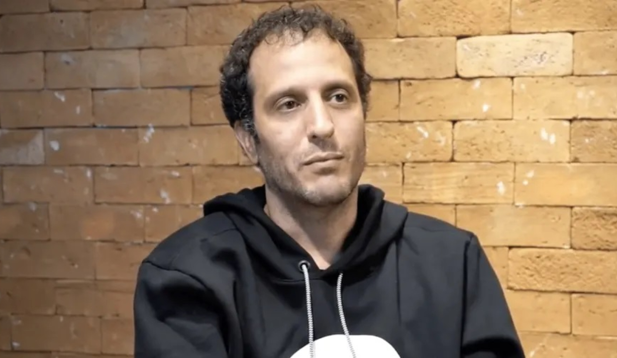 João Ricardo Mendes, ex-CEO da Hurb, sério, de moletom preto