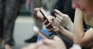 Pessoas mexendo no celular