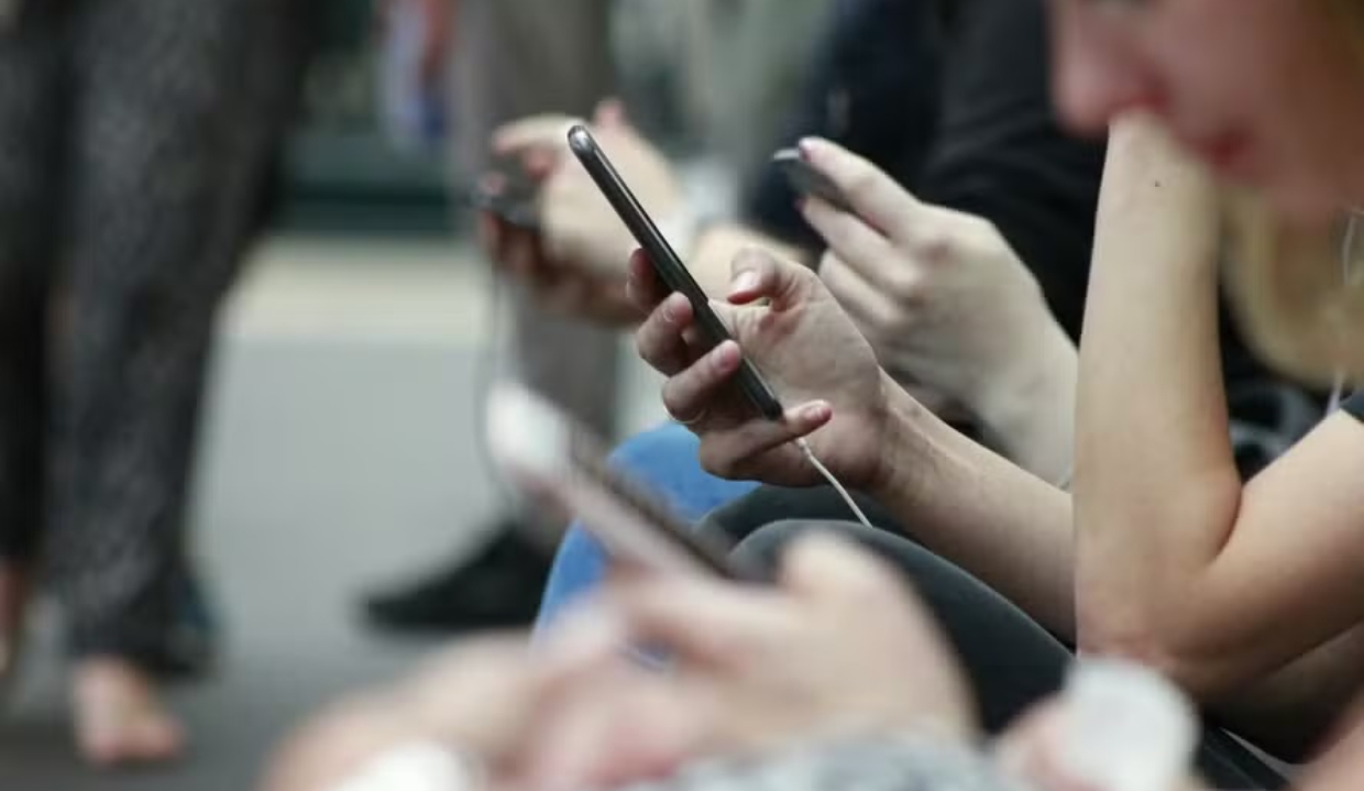 Pessoas mexendo no celular