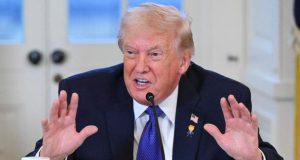 O presidente dos Estados Unidos, Donald Trump, falando para a câmera