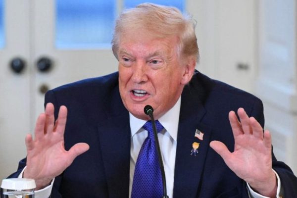 Trump diz que EUA vai impor tarifas de 25% a países que negociarem com o Irã