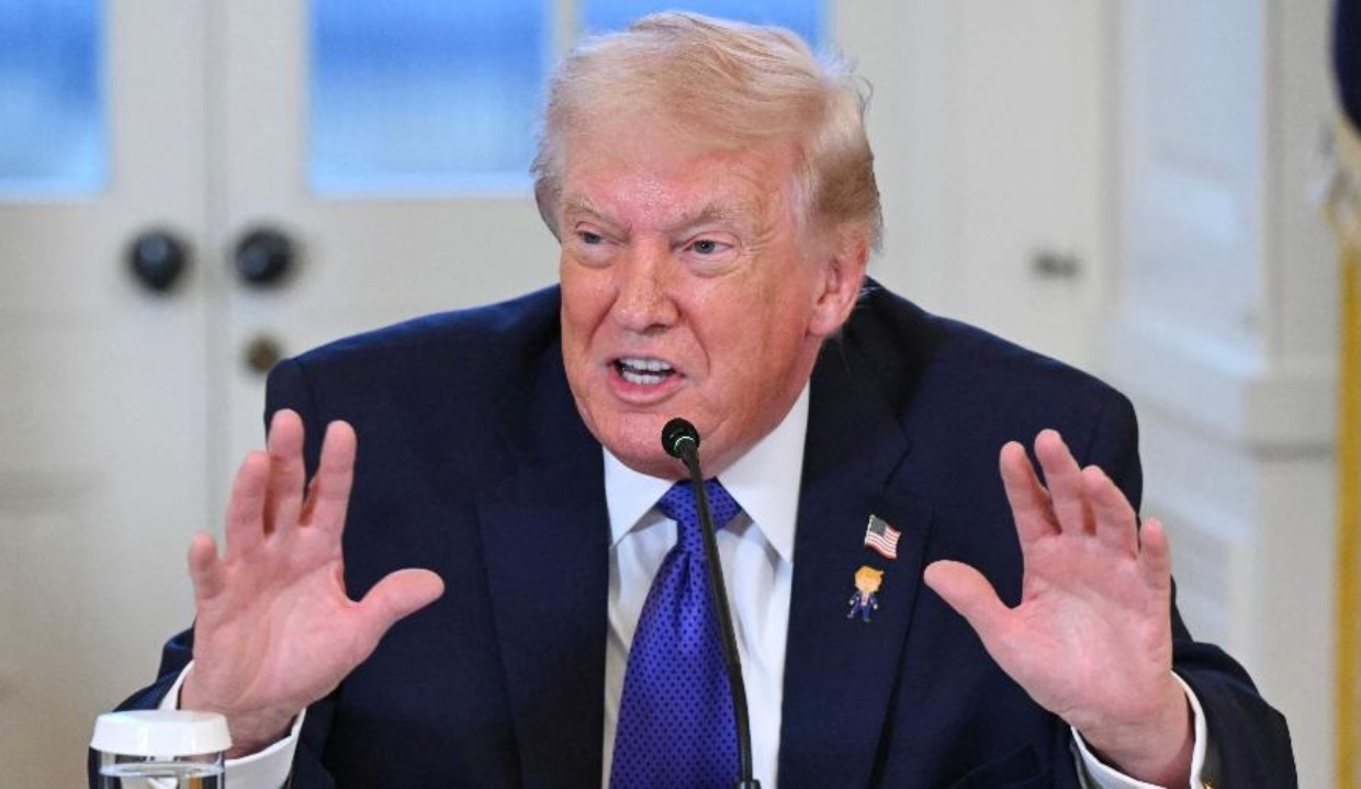 O presidente dos Estados Unidos, Donald Trump, falando para a câmera