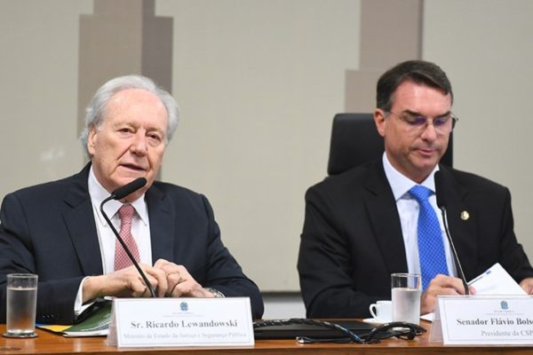 Ministério da Justiça envia à PF pedido para investigar Flávio por crimes contra a honra de Lula