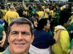 general da reserva Mario Fernandes em manifestação, de verde e amarela