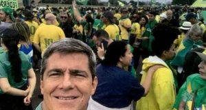 general da reserva Mario Fernandes em manifestação, de verde e amarela