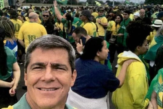 general da reserva Mario Fernandes em manifestação, de verde e amarela