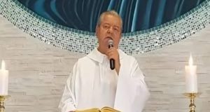 ex-padre Bernardino Batista dos Santos falando em microfone
