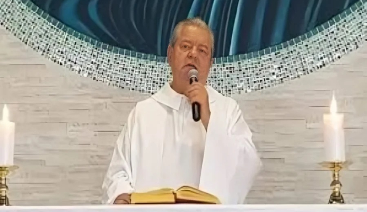 ex-padre Bernardino Batista dos Santos falando em microfone