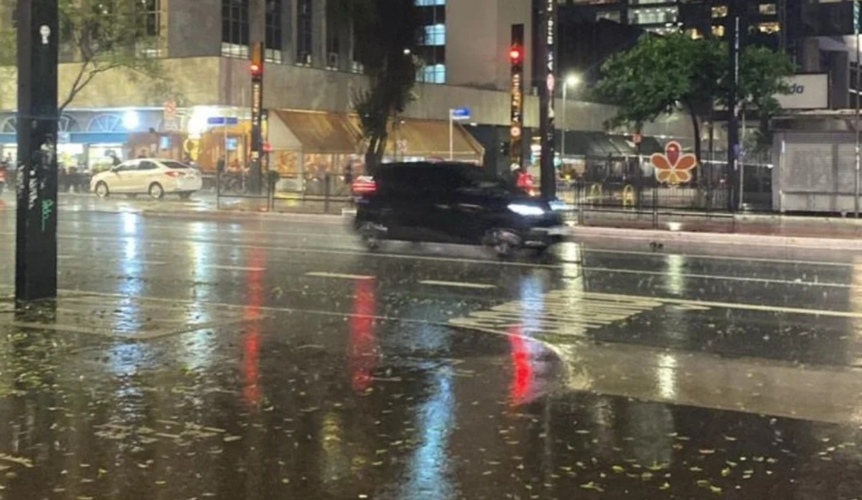 Avenida Paulista debaixo de chuva