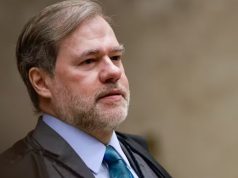 ministro do Supremo Tribunal Federal (STF) Dias Toffoli sem olhar para a câmera, sério, de roupa social