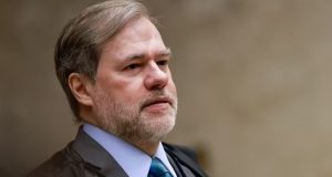 ministro do Supremo Tribunal Federal (STF) Dias Toffoli sem olhar para a câmera, sério, de roupa social