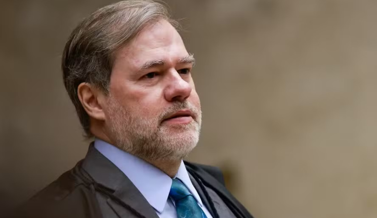 ministro do Supremo Tribunal Federal (STF) Dias Toffoli sem olhar para a câmera, sério, de roupa social